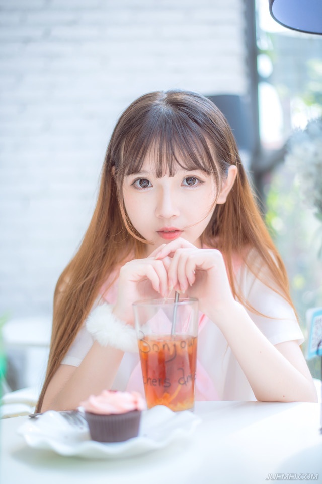 “不会。”小乔摇了摇头，眼中的茫然之色更浓：“妾身也不知道。”